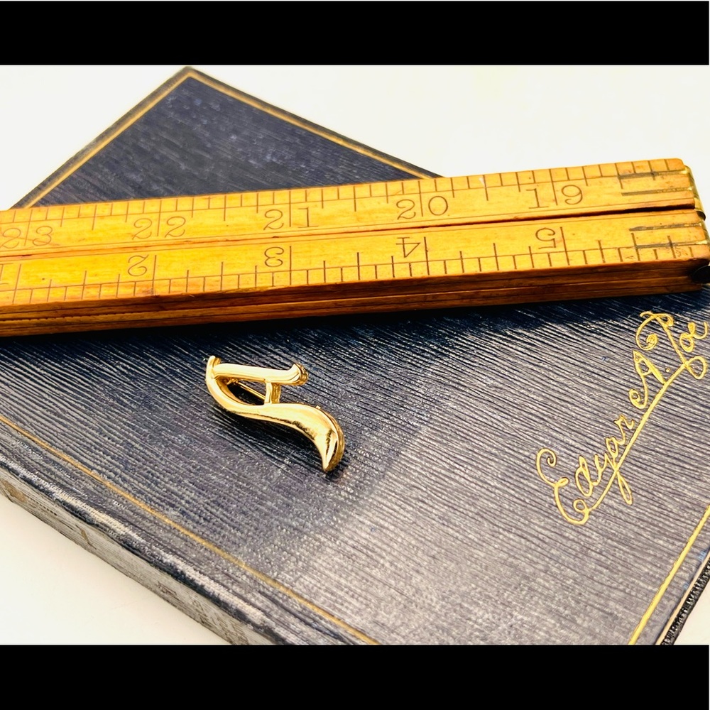 Vintage SARAH COVENTRY gold tone alphabet letter A brooch pin simple initial